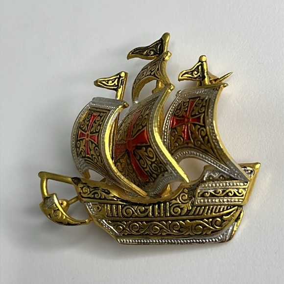 Men's Brooch Pin Gold Tone Boat Red Knights Templar Cross 3D Spanish Discovery - Picture 5 of 9